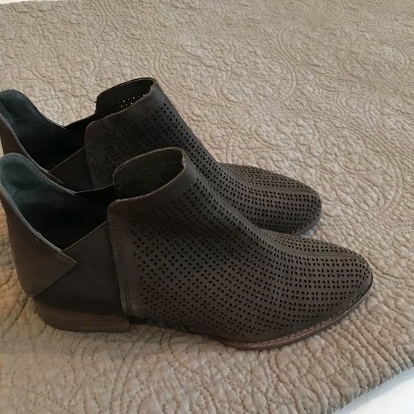 Vince Camuto low cut bootie - Picture 4 of 5